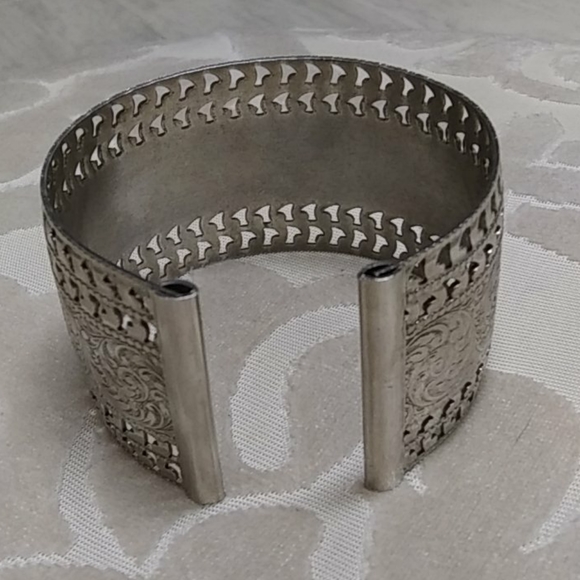 Jewelry - Picture 3 of 4